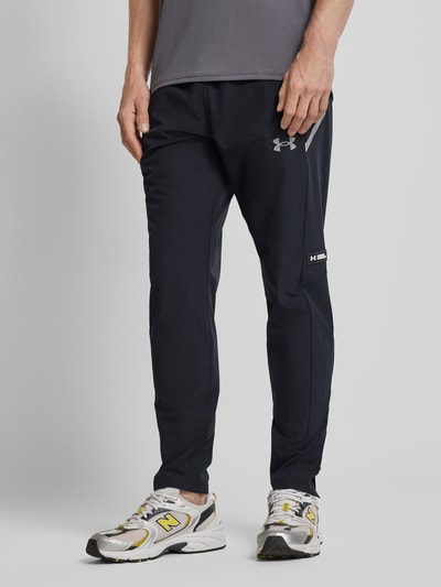 Under Armour Spodnie dresowe o kroju slim fit z nadrukiem z logo model ‘Vanish Utility’ Czarny 4