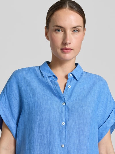 Frauenmodel trägt Leinenbluse mit Knopfleiste Modell 'DOLLY' von 0039 Italy in Hellblau, Hemdblusenkragen, Nahaufnahme Oberkörper.