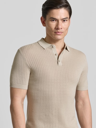 Männermodel trägt Slim Fit Poloshirt in Strick-Optik Modell 'Vanceo' von JOOP! Collection, Beige, Reine Baumwolle, Nahaufnahme Oberkörper.