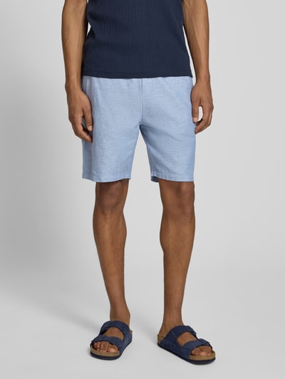 Männermodel trägt Shorts mit elastischem Bund von Scotch & Soda, aus blauem Baumwoll-Leinen-Mix, Regular Fit, Nahaufnahme Oberschenkel.