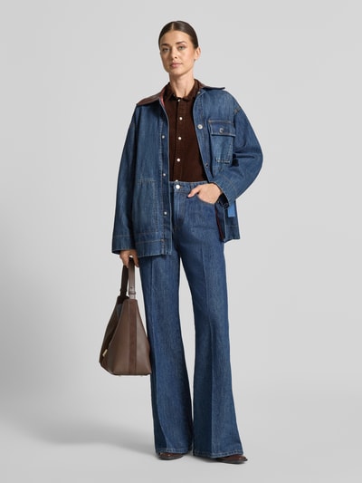 Frauenmodel trägt Regular Fit Hemdbluse aus reiner Baumwolle von Polo Ralph Lauren, braun mit weißen Knöpfen, Ganzkörperansicht von vorne. Damen Hemdbluse von Polo Ralph Lauren