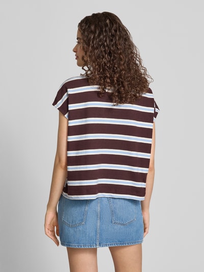Frauenmodel trägt Regular Fit Poloshirt aus reiner Baumwolle von Marc O'Polo DENIM, braun mit weißen Streifen, strukturierte Baumwolle, Ganzkörperansicht Rückansicht.