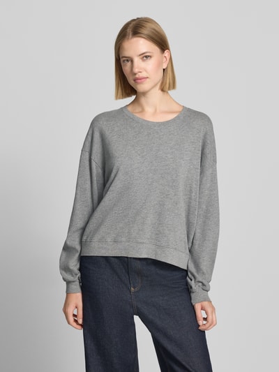 Vrouwenmodel draagt grijs sweatshirt met ronde hals en Loose fit van puur katoen, Model 'SONOMA' van American Vintage, Ganzkörperansicht von vorne.
