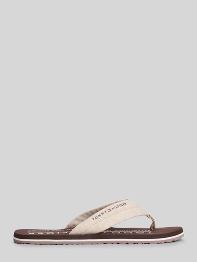 Produktfoto, Zehentrenner aus Leinen von Tommy Hilfiger für Herren, Optik: Unifarben, Schuhspitze: Abgerundet, Absatzform: Flach, Label-Print, Verschluss: Schlupf/offen, Material: Leinen, neutrale Farbtöne, strukturierte Textil-Oberfläche