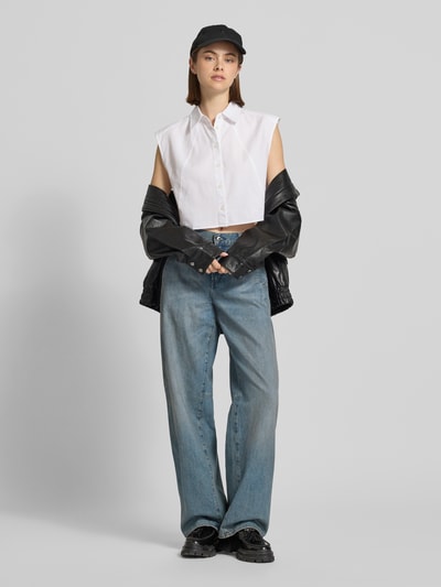 Frauenmodel trägt Loose Fit Jeans mit Eingrifftaschen Modell 'Contor' von G-Star Raw aus Reine Baumwolle, hellblau, Ganzkörperansicht von vorne.