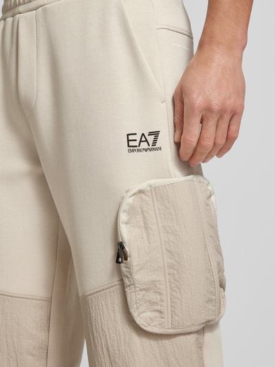 EA7 Emporio Armani Loose Fit Sweatpants mit Cargotaschen Modell 'PANTALONI' Offwhite 3