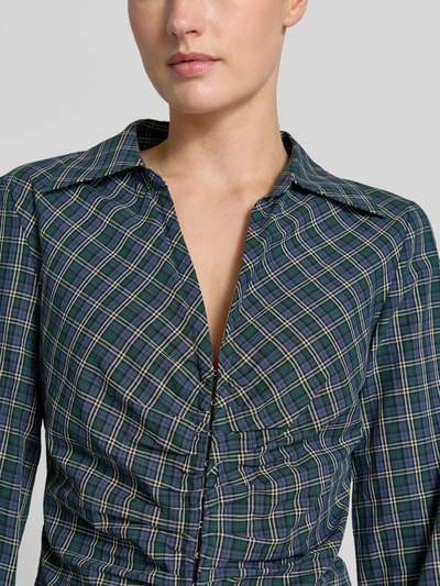 Frauenmodel trägt Bluse mit Raffungen und Umlegekragen Modell 'GALEENO' von Mango, Reine Baumwolle, taillierter Schnitt, Nahaufnahme Oberkörper.