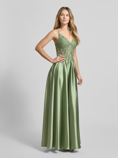 Frauenmodel trägt Regular Fit Abendkleid mit floralem Stitching von Luxuar in Grün, Satin, Ziersteinbesatz, semitransparent, Ganzkörperansicht von vorne.