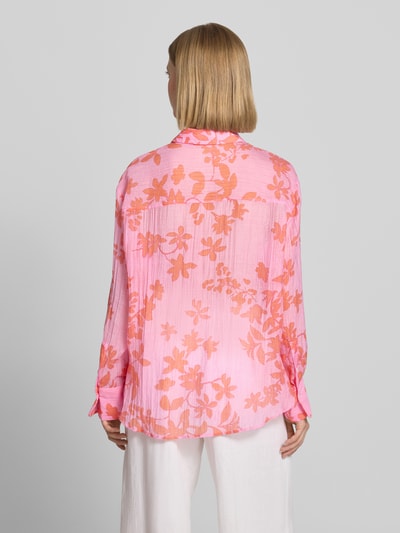 Frauenmodel trägt Regular Fit Hemdbluse aus Lyocell-Mix von Mango in Rosa mit orangefarbenem floralem Allover-Print, semitransparent, Ganzkörperansicht Rückansicht.