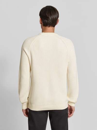 Männermodel trägt Regular Fit Pullover aus reiner Baumwolle Modell 'Hellson' von Matinique, cremefarben, Strick-Optik, Ganzkörperansicht Rückansicht.