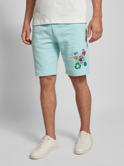 CHAMPION Regular Fit Sweatshorts mit Motiv-Print Hellblau 4