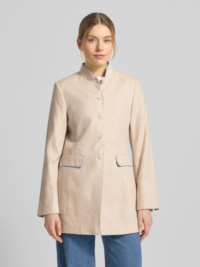 Frauenmodel trägt Slim Fit Blazer mit Pattentaschen von WHITE LABEL aus Reine Baumwolle in Beige, Stehkragen, Ganzkörperansicht von vorne.