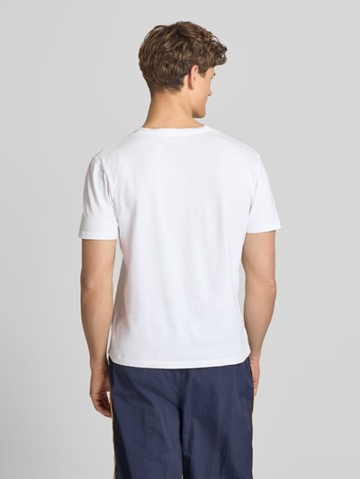 Männermodel trägt T-Shirt aus Baumwoll-Leinen-Mix mit V-Ausschnitt von Superdry in Weiß, Regular-Fit, Stitching, Rückenlänge 68 cm, Ganzkörperansicht Rückansicht.