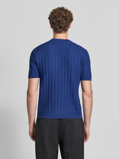 Männermodel trägt Strickshirt aus Viskose-Mix mit Strukturmuster von Armani Exchange in Blau, Slim Fit, Rückenlänge 68 cm, Ganzkörperansicht Rückansicht.