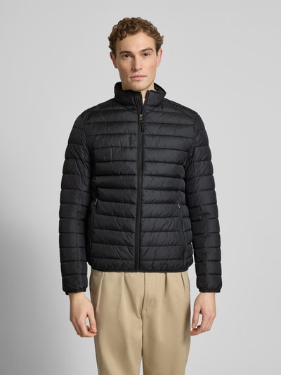 Männermodel trägt schwarze Steppjacke mit Reißverschluss von MCNEAL, Regular Fit, Stehkragen, Reißverschlusstaschen, Ganzkörperansicht von vorne.