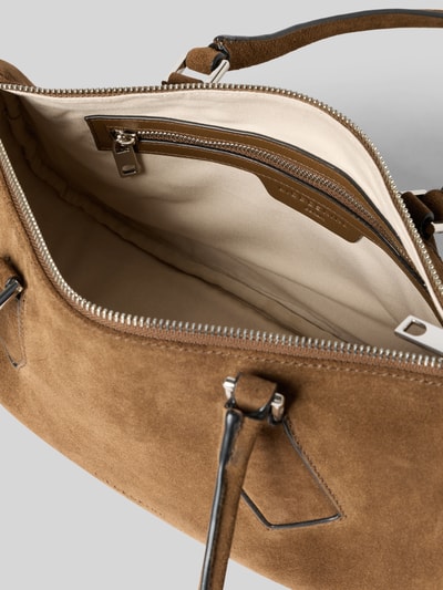 Produktfoto, Handtasche mit Label-Detail Modell 'CECILE' von LIEBESKIND BERLIN in Braun mit Hauptfach, Reißverschluss, Tragehenkel, Maße: Breite 33 cm, Länge 15 cm, Tiefe 11 cm, Schulterriemen 66 cm, samtige Textur, helle Innenausstattung.