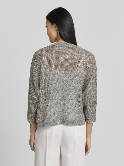 Frauenmodel trägt Strickjacke in offener Passform mit 3/4-Arm von Comma aus reiner Baumwolle mit Strukturmuster, Rückenlänge 54 cm, Ärmellänge 58 cm, in Grau-Tönen, lockere Textur, Ganzkörperansicht Rückansicht.