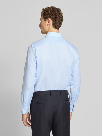 Męski model nosi Modern Fit Business-Hemd aus Baumwolle mit Kentkragen od OLYMP, jasnoniebieski, gładka tekstura, krój modern fit, z bawełny, kent, zapięcie na guziki, długość pleców w rozmiarze 40: 80 cm, szerokość w rozmiarze 40: 43 cm, długość rękawa w rozmiarze 40: 64 cm, całopostaciowy widok z tyłu