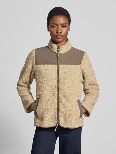 Frauenmodel trägt Fleecejacke mit Zweiwege-Reißverschluss Modell 'Elisa Eli' von MOS MOSH in Beige und Taupe, Regular Fit, Ganzkörperansicht von vorne.