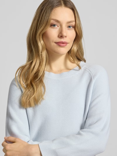 Frauenmodel trägt Boxy Fit Strickpullover aus reiner Baumwolle Modell 'FOVILA' von BOSS, Optik: Unifarben, Nahaufnahme Oberkörper.