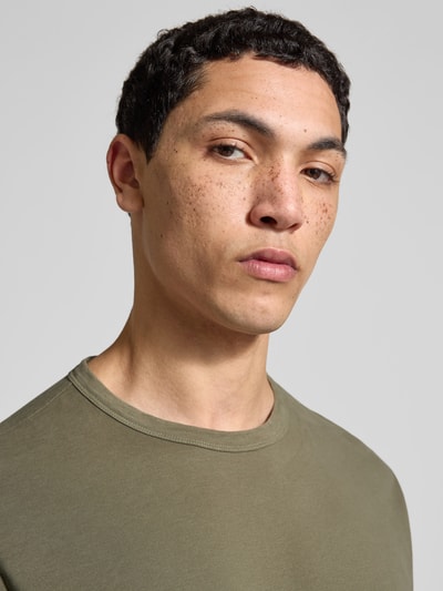 Männermodel trägt Regular Fit T-Shirt aus reiner Baumwolle von Officine Générale in Olivgrün, Rundhalsausschnitt, Kurzärmelig, Nahaufnahme Oberkörper. Rückenlänge bei Größe M: 68 cm.