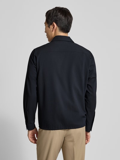 Männermodel trägt Regular Fit Hemdjacke aus Baumwoll-Mix mit Viskose-Anteil von Marc O'Polo in Optik: Unifarben, Rückenpasse, Ganzkörperansicht Rückansicht