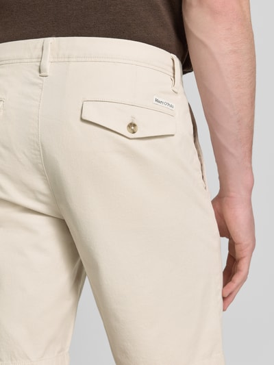 Männermodel trägt Slim Fit Shorts aus Baumwoll-Mix Modell 'SALO' von Marc O'Polo, Optik: Unifarben, Detailaufnahme Rückansicht.