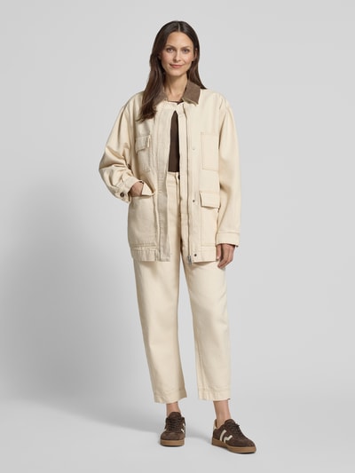 Frauenmodel trägt Regular Fit Barrel Jeans aus reiner Baumwolle Modell 'WORKWEAR CANVAS BARREL' von Armedangels, efekt: jednolity kolor, krój regular fit, średni stan, naszywka z logo, szlufki na pasek, szwy, zapięcie na guzik i zamek błyskawiczny, kieszenie z tyłu, wpuszczane kieszenie, wykończenie materiału: denim, materiał: bawełna, całkowity widok z przodu