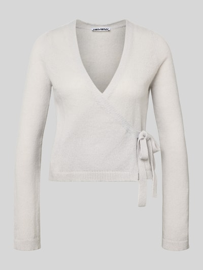 Produktfoto, Strick-Cardigan in Wickeloptik von Review in Hellgrau, Regular-Fit, V-Ausschnitt, lange Ärmel, Verschluss mit Schleife, Rückenlänge 50 cm, Ärmellänge 66 cm bei Größe S, feines Strickmuster, glatte Struktur.