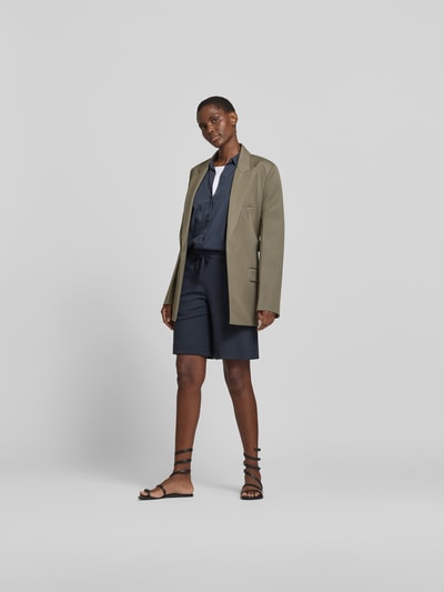 Frauenmodel trägt Shorts mit Modal-Anteil von Juvia in Dunkelblau, Baumwoll-Modal-Mix, Regular-Fit, Eingrifftaschen, Elastischer Bund mit Tunnelzug, Ganzkörperansicht von vorne.