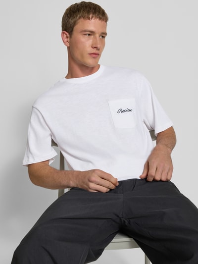 REVIEW T-Shirt mit Brusttasche und Label-Stitching Offwhite 3