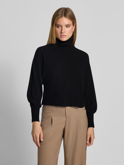 Frauenmodel trägt Regular Fit Pullover aus Woll-Mix mit Kaschmir-Anteil von HERZENS in Schwarz, elastische Ärmelabschlüsse, Rollkragen, Nahaufnahme Oberkörper.
