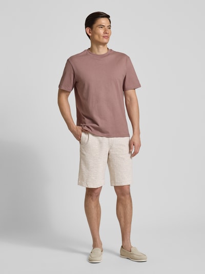 Männermodel trägt Shorts mit elastischem Bund und Gesäßtaschen von PAUL SMITH aus reiner Baumwolle in Beige, Ganzkörperansicht von vorne.