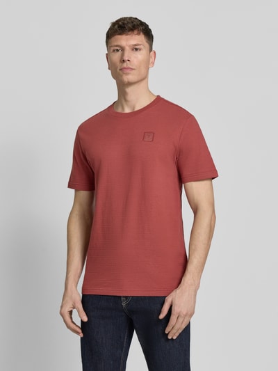 Männermodel trägt T-Shirt mit Rundhalsausschnitt von PME Legend in Rot aus Reine Baumwolle, Regular-Fit, Label-Patch, Ganzkörperansicht von vorne. Rückenlänge bei Größe M: 69 cm.