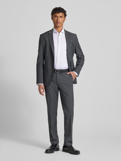 Männermodel trägt Regular Fit Businesshemd aus reiner Baumwolle Modell 'JOE' von BOSS mit Optik:Allover-Muster, Ganzkörperansicht von vorne.