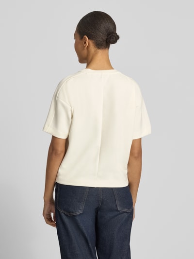 Frauenmodel trägt T-Shirt aus Modal-Mix mit Rundhalsausschnitt Modell 'Gosa' von OPUS in cremefarben, strukturierte Oberfläche, Ganzkörperansicht Rückansicht.