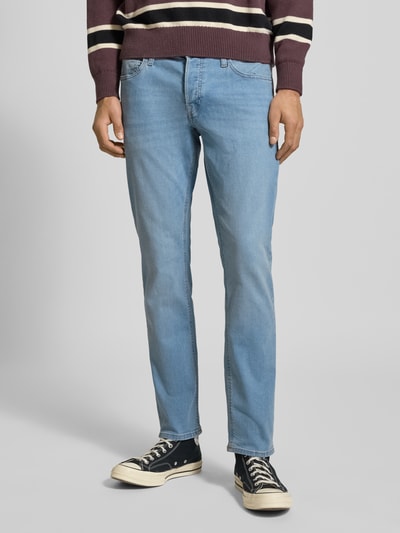 Männermodel trägt Straight Fit Jeans im 5-Pocket-Design Modell 'Glenn' von JACK & JONES aus elastischem Baumwoll-Mix, Ganzkörperansicht von vorne