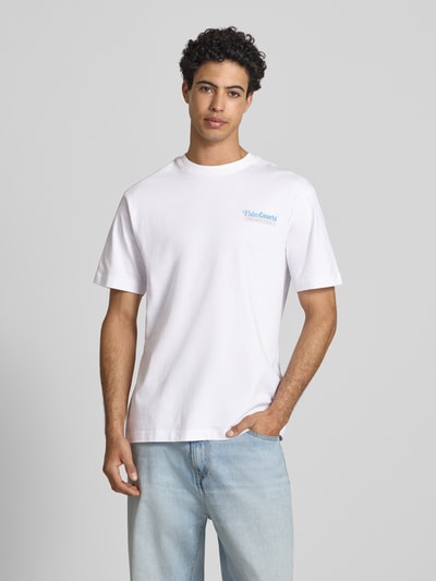 Männermodel trägt Regular Fit T-Shirt aus reiner Baumwolle von Only & Sons, Optik: Unifarben, Print-Applikation, Rundhals, Kurzarm, Ganzkörperansicht von vorne.