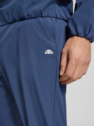 Mężczyznamodel nosi Trackpants mit elastischem Bund Modell 'EVARO' od Ellesse, materiał z domieszką stretchu, krój regular fit, zbliżenie na bok nogawki