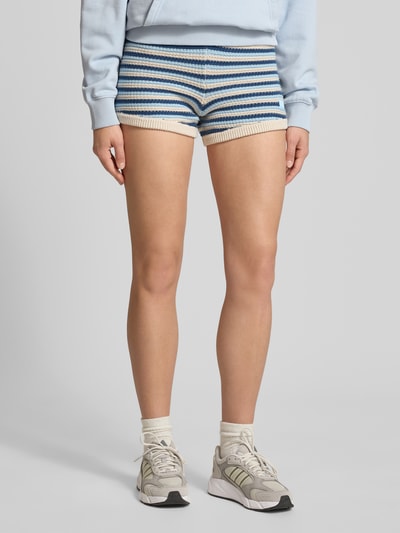 Frauenmodel trägt Shorts in Strick-Optik von Pegador aus Reine Baumwolle, Körpernahe Passform, Label-Patch, Gestreift, Ganzkörperansicht von vorne.