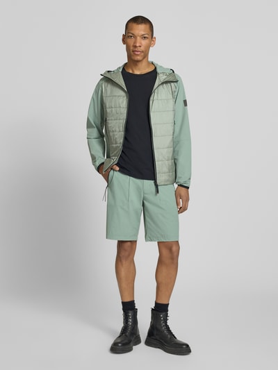 Männermodel trägt Shorts mit Reißverschlusstaschen Modell 'VIDAL2' von FIRE + ICE in Mintgrün, Regular Fit, Material-Mix, Ganzkörperansicht von vorne.