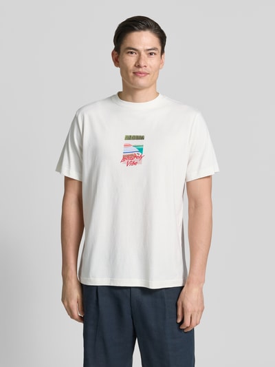 Männermodel trägt Regular Fit T-shirt aus pure katoen model 'ASPEN' van SELECTED HOMME, look: effen, motiefprint, ronde hals, korte mouw, jersey, ganzkörperansicht van voren.