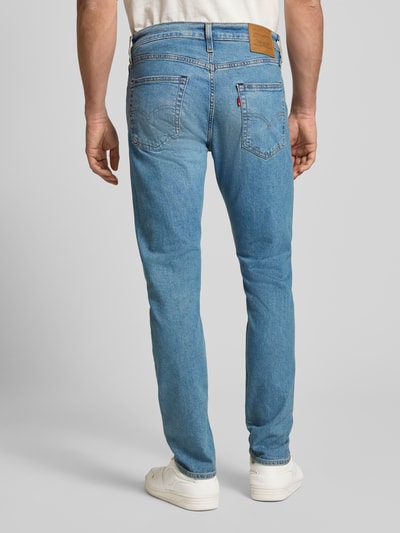 Männermodel trägt Slim Tapered Jeans im Used-Look Modell '512' von Levi's®, Baumwoll-Elasthan-Mix, Eingrifftaschen, Ganzkörperansicht Rückansicht.