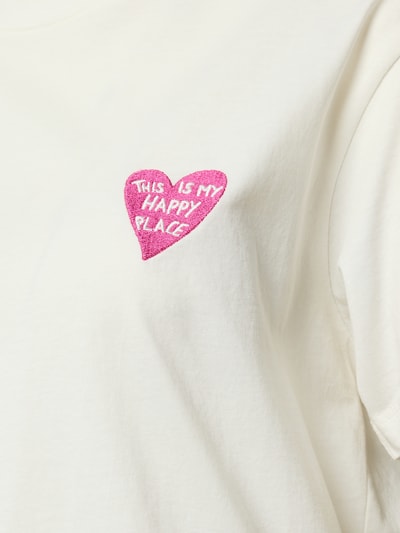 Frauenmodel trägt Regular Fit T-Shirt mit Motiv-Stitching von Jake*s Casual aus reiner Baumwolle, Rundhalsausschnitt, Nahaufnahme Oberkörper.