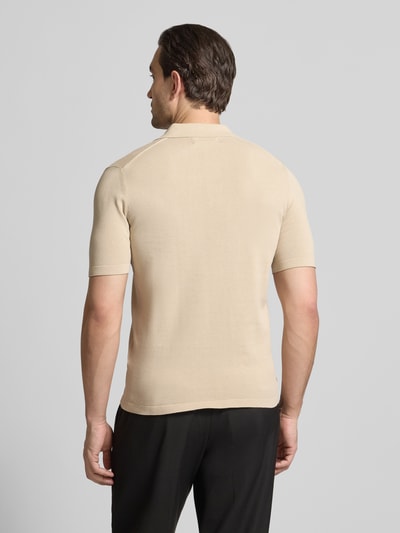 Männermodel trägt Regular Fit Poloshirt aus reiner Baumwolle von Marc O'Polo, Optik: Unifarben, Strick, Ganzkörperansicht Rückansicht.