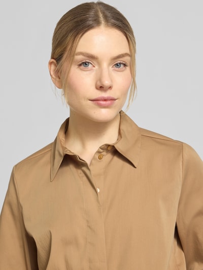 Kobiece modelka nosi Boxy Fit Bluse mit verdeckter Knopfleiste od Milano Italy, bawełna ze stretchem, kołnierzyk koszulowy, zbliżenie górnej części ciała.