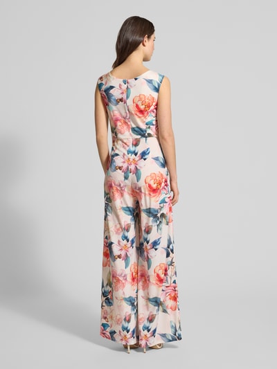 Modelka nosi Regular Fit Jumpsuit mit floralem Allover-Print od Vera Mont, elastyczna mieszanka materiałów, krój regular fit, kwiatowy nadruk na całej powierzchni, dekolt w serek, krój bez rękawów, wszyty zamek błyskawiczny, marszczenia, taliowany, długość tyłu w rozmiarze 36: 33 cm, szerokość w rozmiarze 36: 43 cm, całkowita długość w rozmiarze 36: 150 cm, długość wewnętrzna nogawki w rozmiarze 36: 83 cm; całe ciało widziane z tyłu.