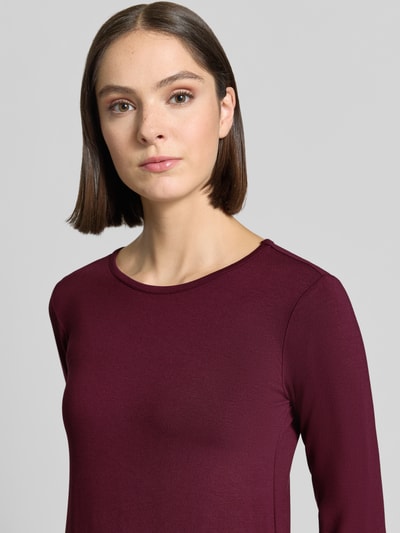 Frauenmodel trägt Longsleeve aus Viskose-Elasthan-Mix Modell 'Liana' von FREE/QUENT in Dunkelrot, Rundhalsausschnitt, Nahaufnahme Oberkörper