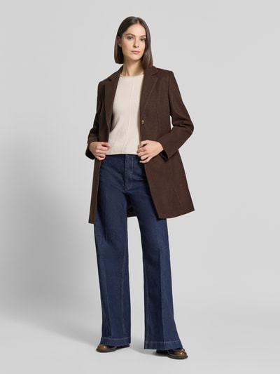 Frauenmodel trägt Regular Fit Mantel mit 2-Knopfleiste von Christian Berg Woman Selection in Braun, strukturierte Oberfläche, Ganzkörperansicht von vorne. Taillierte Passform, Reverskragen, Pattentaschen, Rückenlänge 84 cm, Schulterbreite 41 cm, Brustweite 43 cm, Ärmellänge 64 cm.