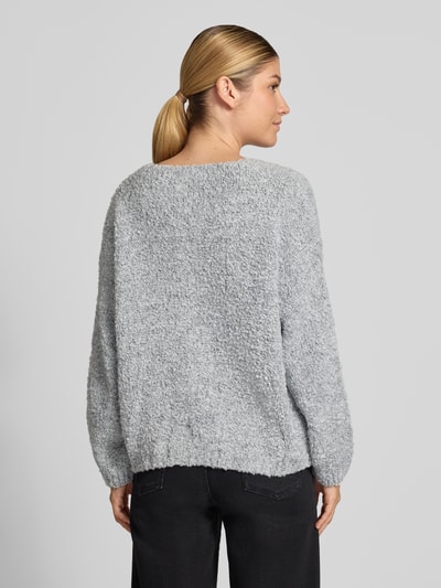Frauenmodel trägt Cardigan mit V-Ausschnitt Modell 'So44fia' von ZABAIONE in Hellgrau, strukturierte Oberfläche, gerade Form, Ganzkörperansicht Rückansicht. Material-Mix mit Viskose-Anteil, Knopfleiste, Rückenlänge 56 cm, Ärmellänge 47 cm.